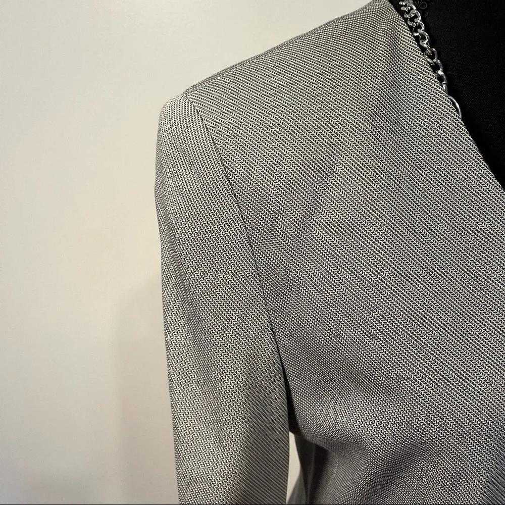 Vintage Yansi Fugel 2-piece suit, classy, front button closure. Size 6